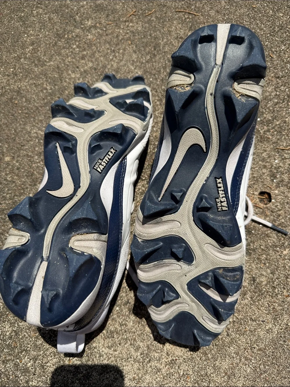 Nike mens alpha White & Navy Athletic football Cleats